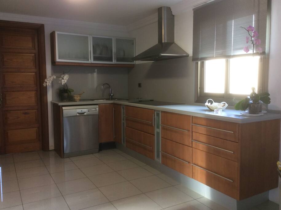 Cocina amueblado con placa vitroceramica, lavavajillas, nevera, horno. extractor, etc.