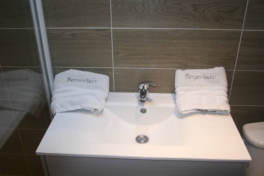 salle de bains neuve et fonctionnelle