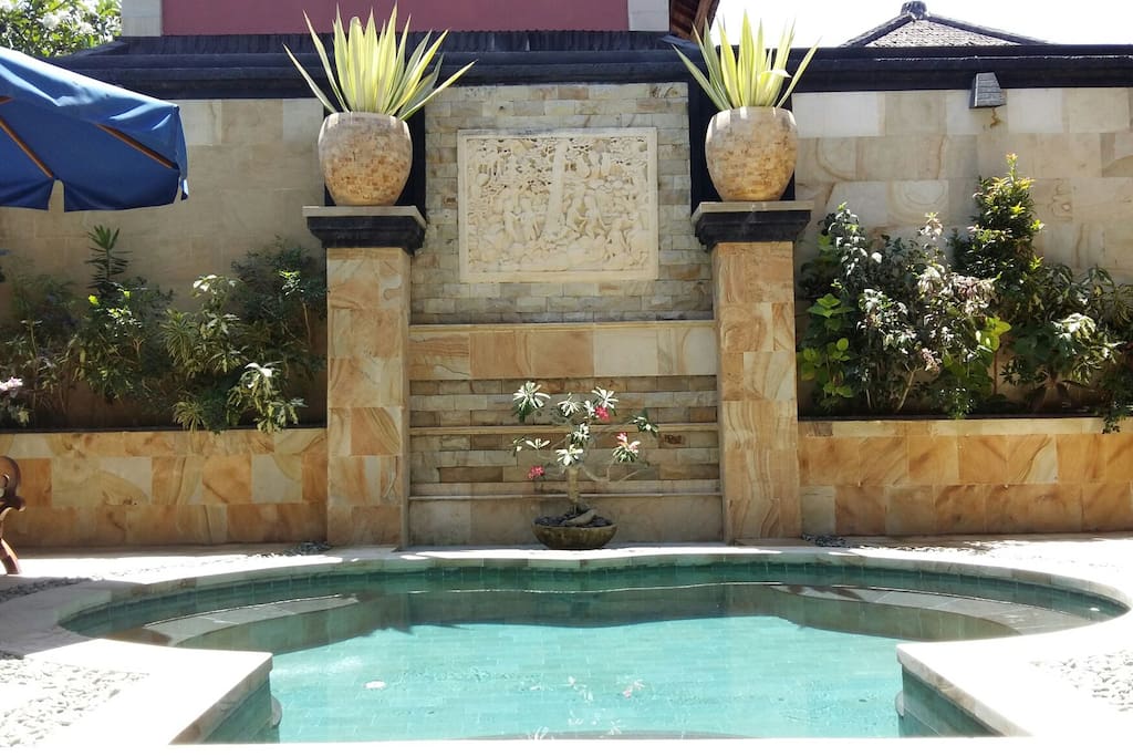 Swimmingpool with water feature.