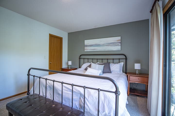 Dhomë gjumi master me suitë dhe dollap në këmbë