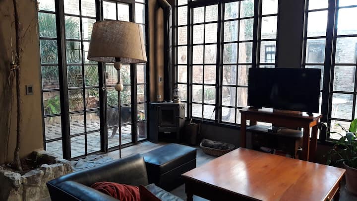 PH с отдельным входом для тихих мероприятий в Coghlan