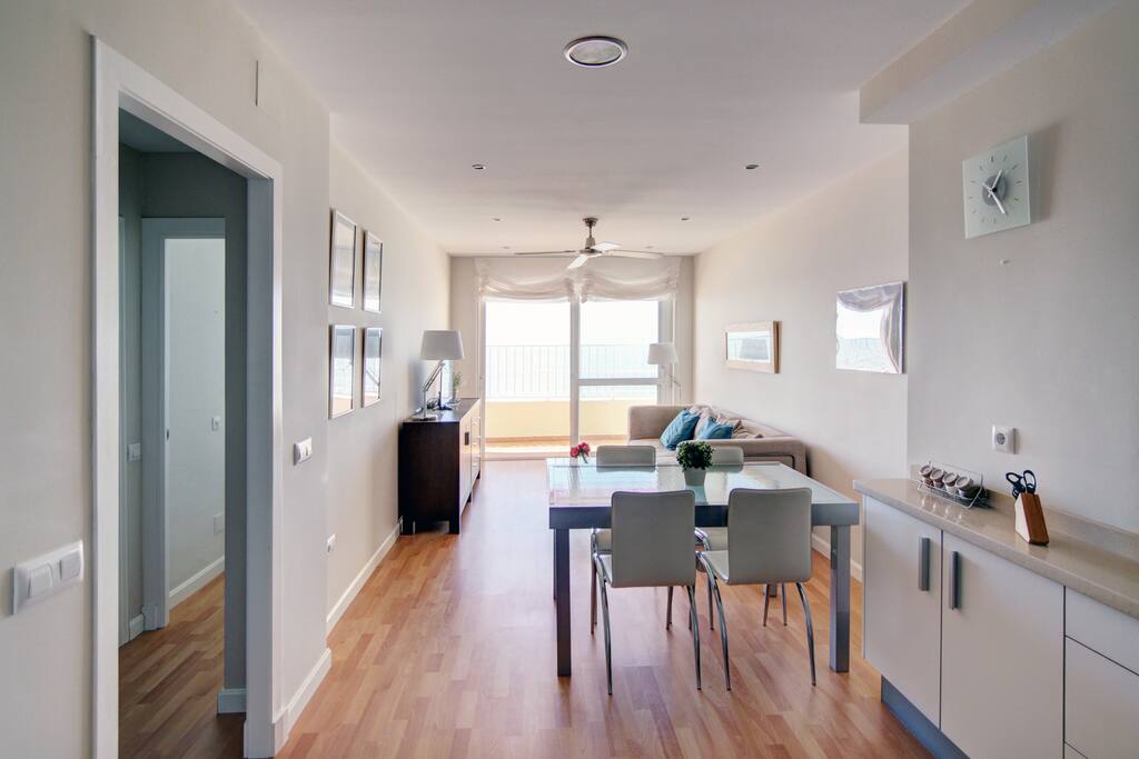 Salón-comedor amplio con terraza y vistas a la playa
