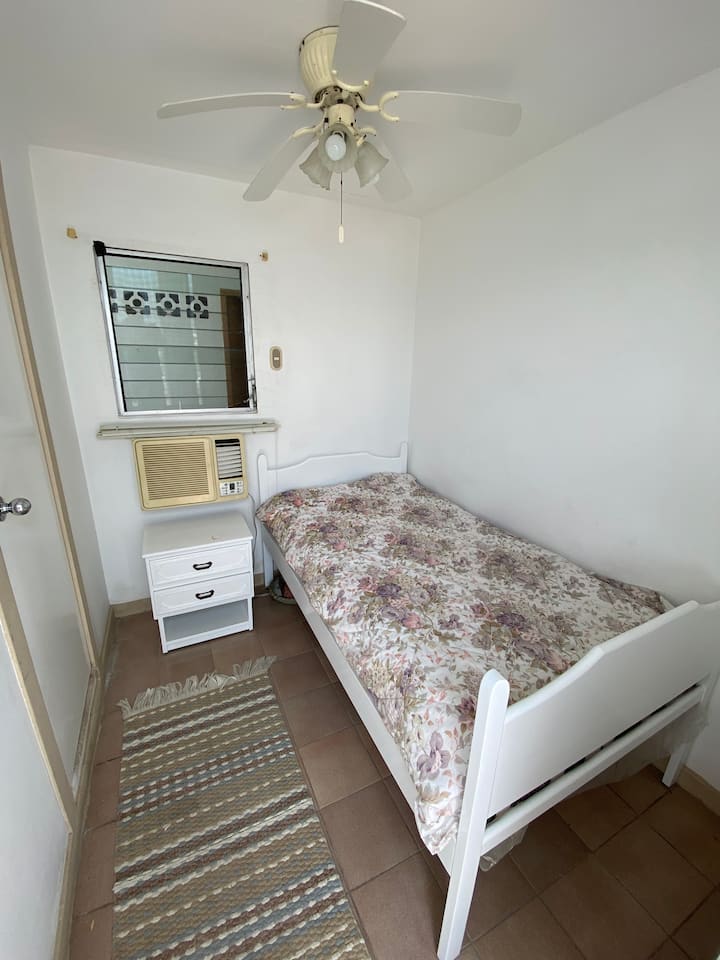 Стая, идеална за самотния пътешественик. Директен достъп от терасата и самостоятелната баня. Няма телевизор. 