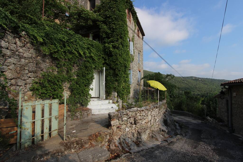 la rue et la terrasse