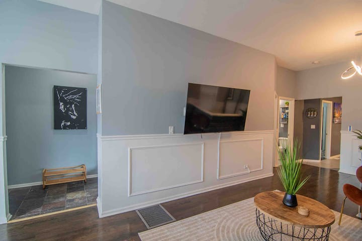 Stylish 2br Near The Metro+ Parking - Chicago, IL
