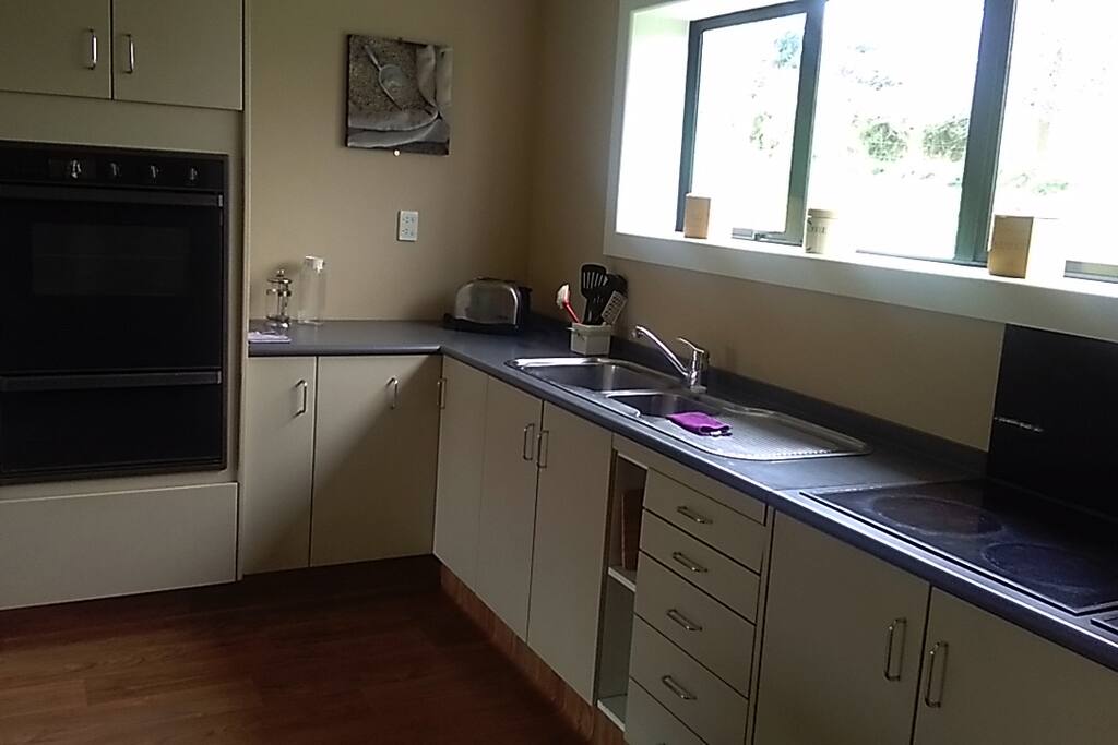 Nice Kitchen unit. Fridge/Freezer, Kettle, Toaster, Coffee, Tee, and Sugar available