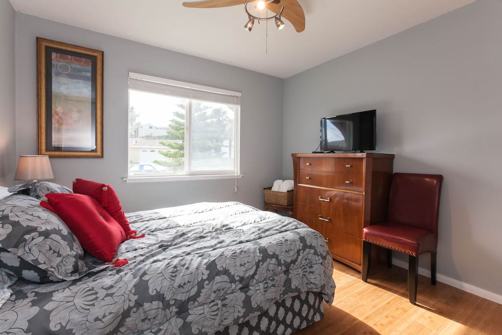 Comfortable bed, Cable TV and plenty of drawer space