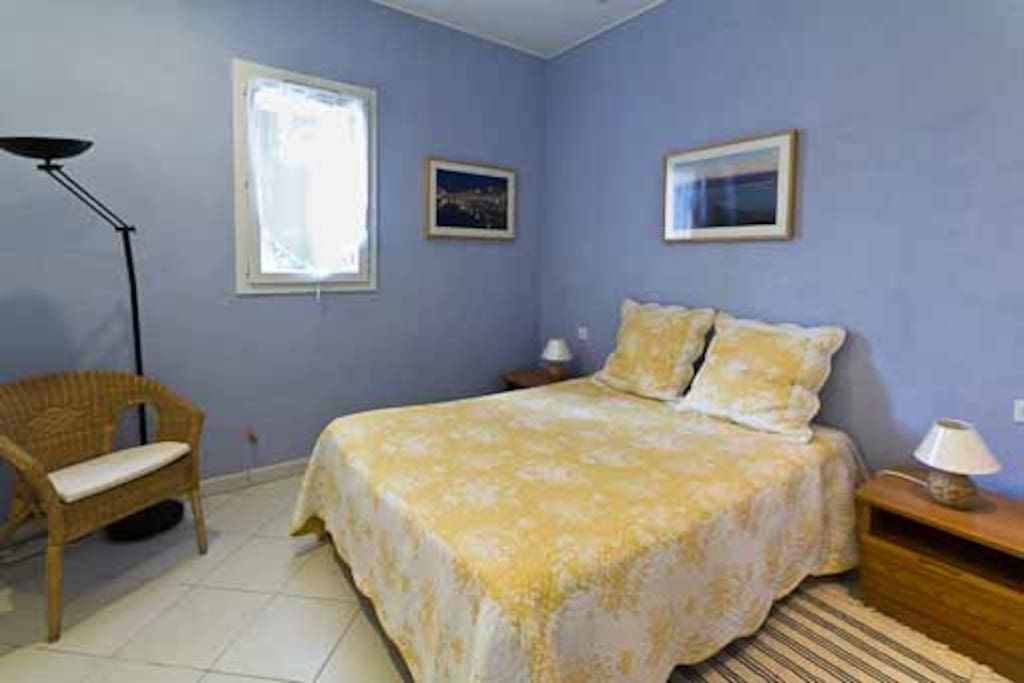 Chambre avec grand lit