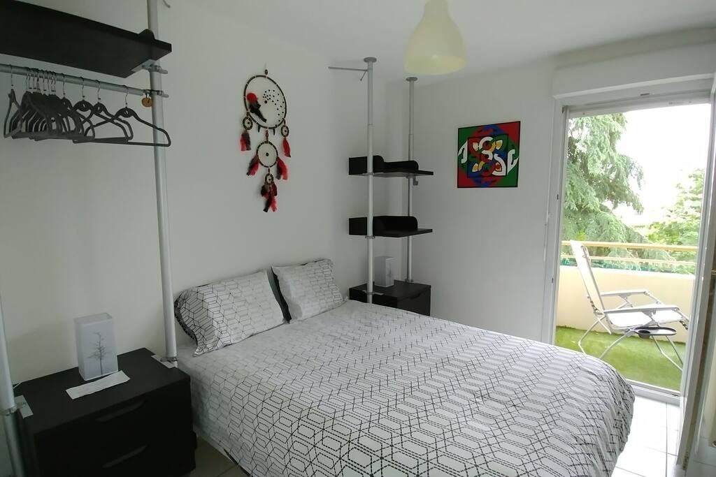 Une literie confortable et un attrape rêve fait main pour un bon sommeil réparateur.
