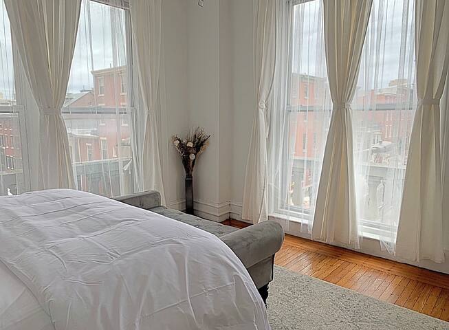 Boutique Corner Apartment in Heart of Center City