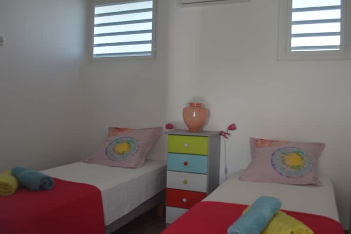 Vitanda 2 vya mtu mmoja ambavyo vinaweza kuletwa pamoja