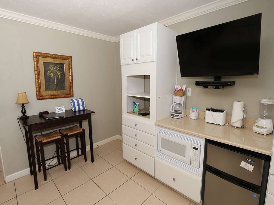 Dining and Kitchenette