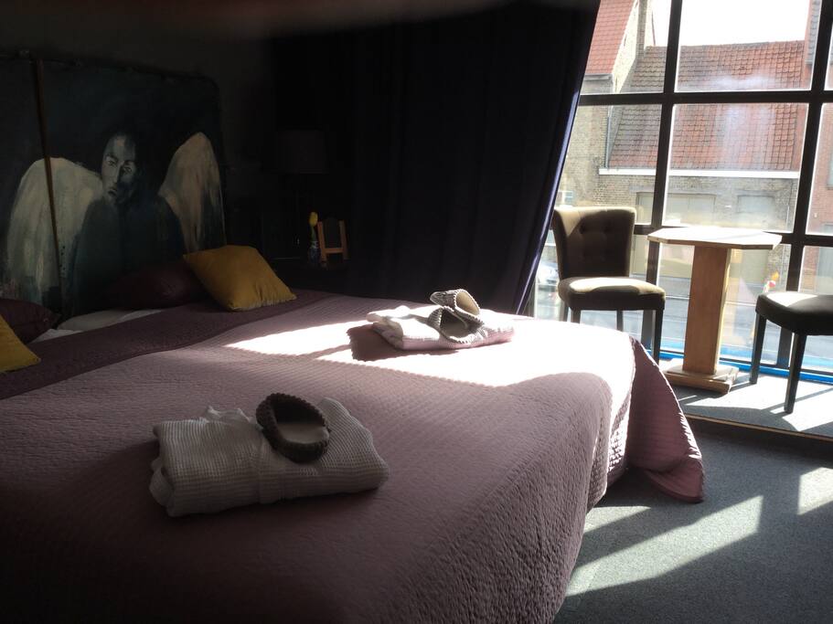 Zonnige kamer met dubbel bed.