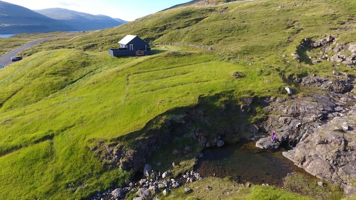 comfy hilltop cottage; svínáir, eysturoy