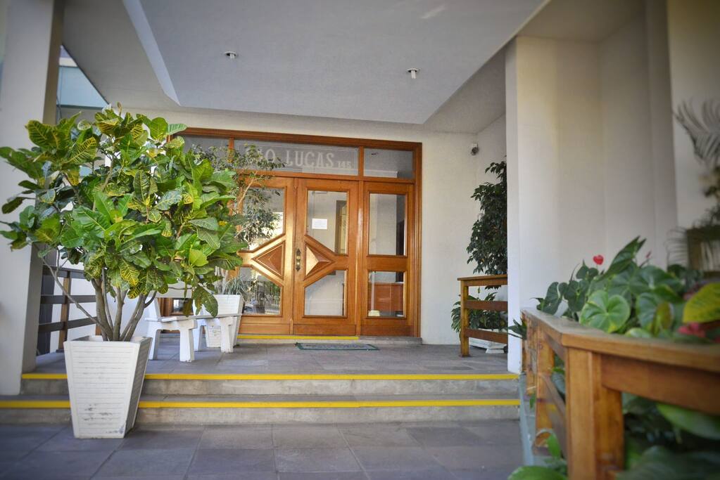 Entrada do prédio com portaria 24h