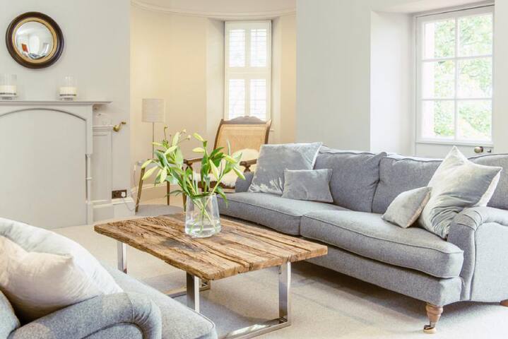 Luxury 4-BR Apt Next To Castle – Ramsay Garden gallery image 5