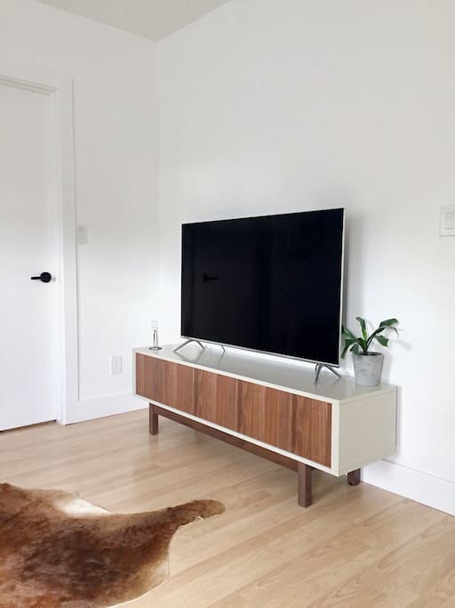 Samsung 4k Smart TV with access to Netflix, Hulu and Amazon Prime Video