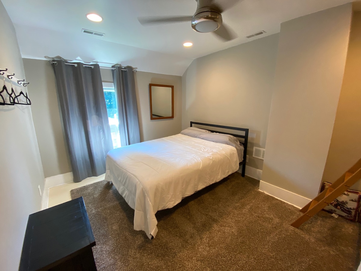 غرفة النوم الثانية سرير بحجم كوين وسرير مفرد