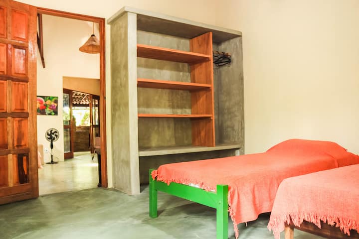 חדר בקומת הקרקע עם מרפסת