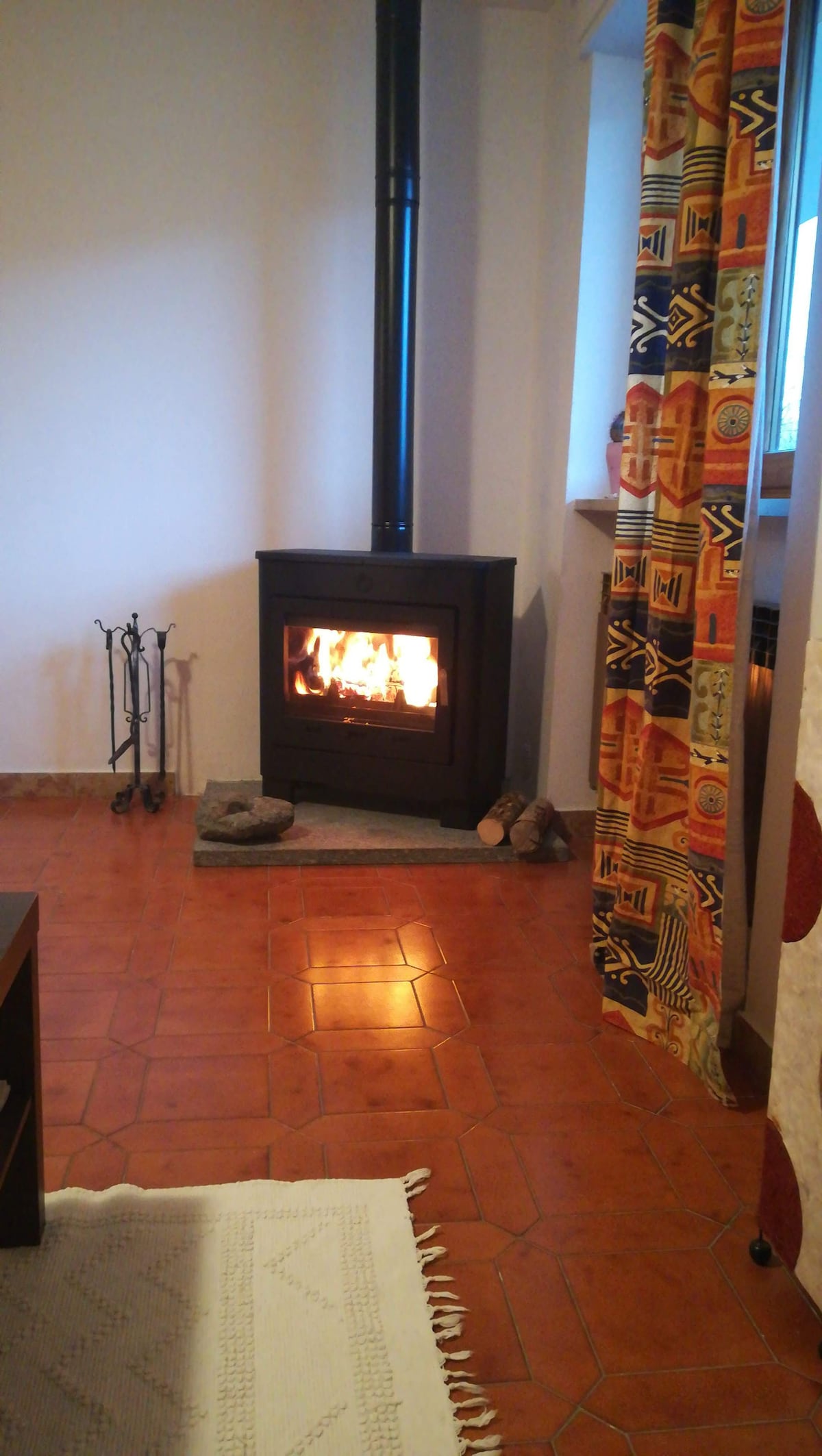 El propietario no proporciona leña para la estufa. 