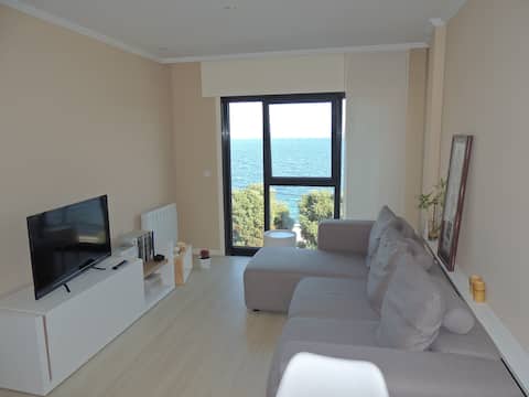 Successful Airbnb property: A romantic🌞 apartment with the sea at your feet🌊🏄👙 in Ribeira