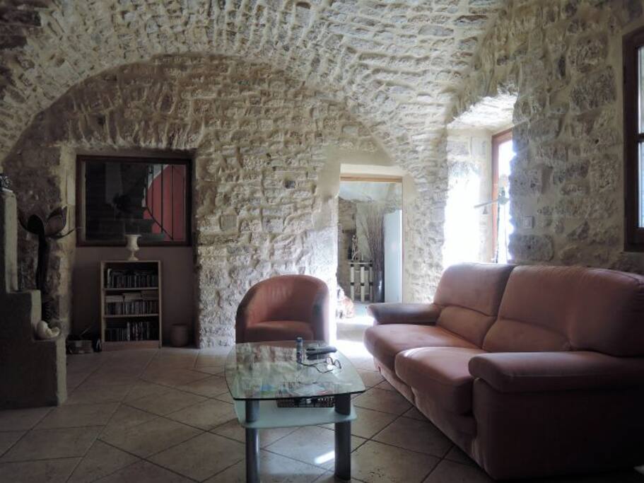 salon avec cheminée