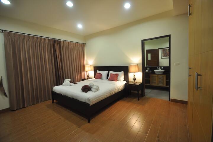 חדר שינה ראשי עם מיטת קינג סייז, בחדר הרחצה יש אמבטיה, 2 כיור ומים חמים, יש  מרפסת עם כיסא חיצוני שבו אפשר לשבת ולראות נוף לבריכה.
