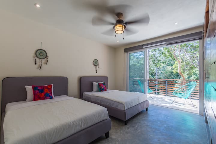 זה חדר החברים שלנו עם שתי מיטות ומרפסת.