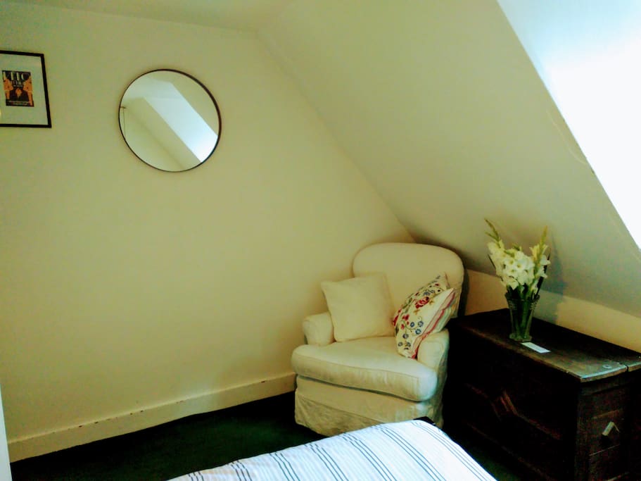 Relaxing arm-chair