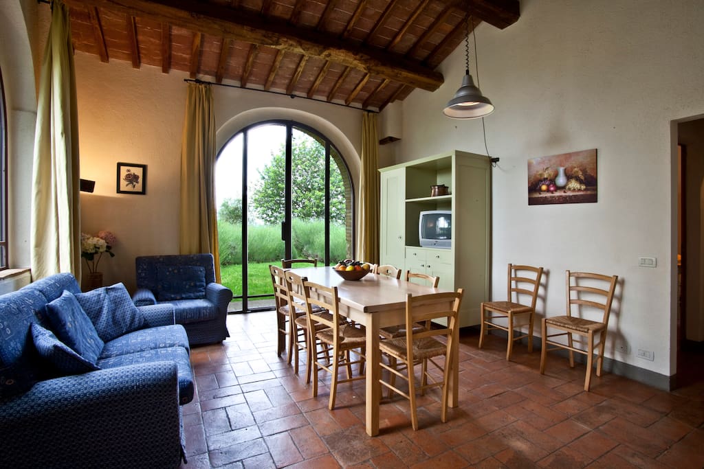 Il Soggiorno con il tavolo da pranzo.