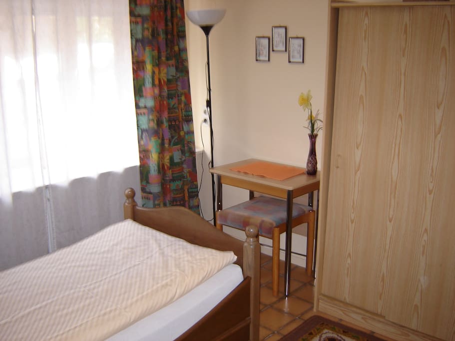 Schrank und kleiner Tisch