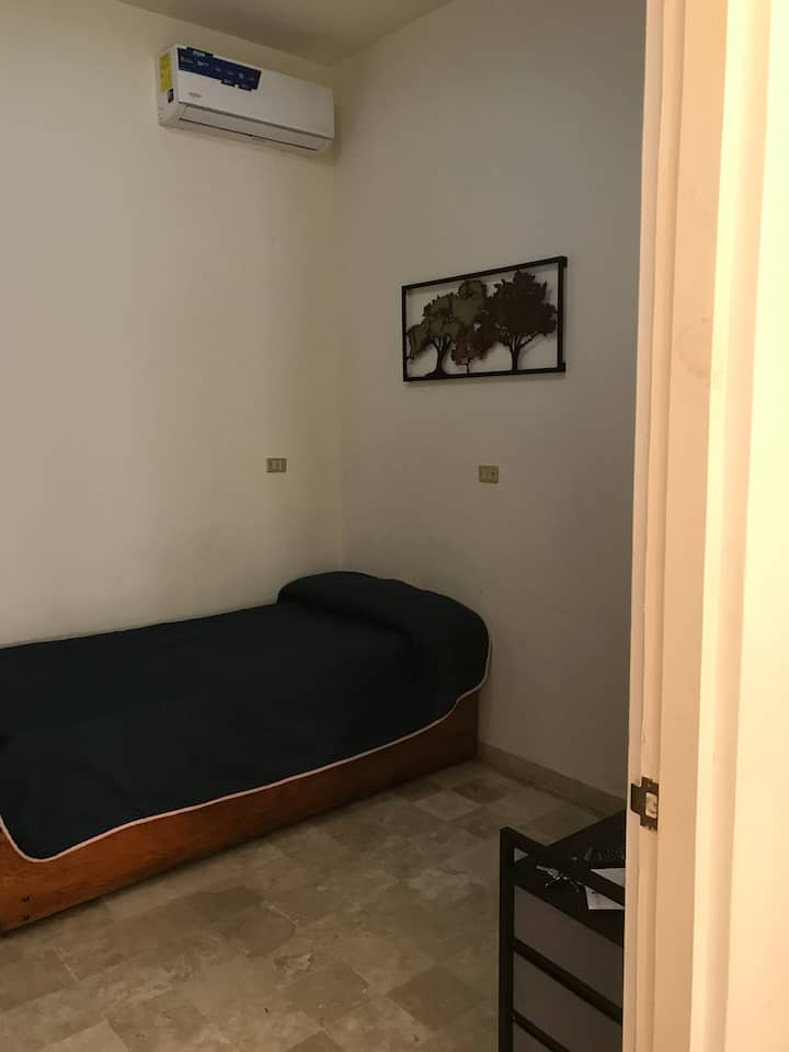 Spavaća soba 4 jednostruka kreveta na kat s 2 madraca