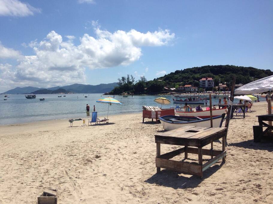 Saída do portão do condomínio para a praia!