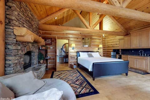Luxury Private Log Cabin Getaway w/ Hot Tub
