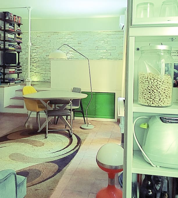 Zona Living dalla cucina . Arredamento vintage e di design