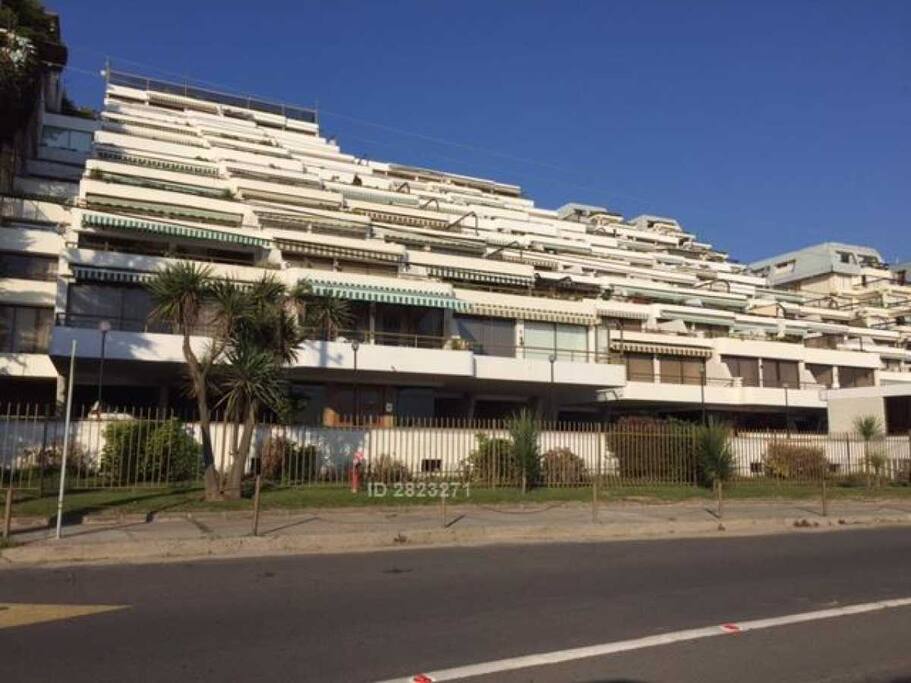 Frontis Edificio 1ª Linea Playa