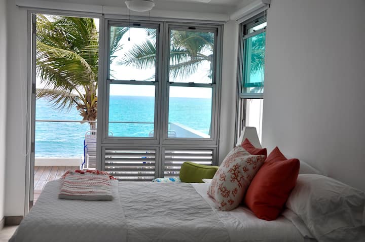 SeaHorse Suite - מיטת קווין סייז ושתי מיטות יחיד - דלת למרפסת העליונה