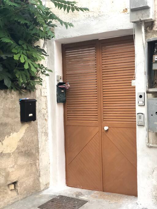 Il portoncino d ingresso del cortile