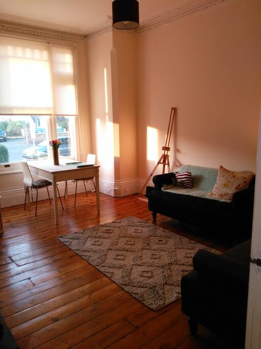 Lovely high ceiling with cornicing and large bay windows that let in plenty of light