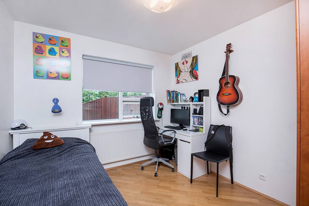 Bedroom2 single bed w/extra bed available.