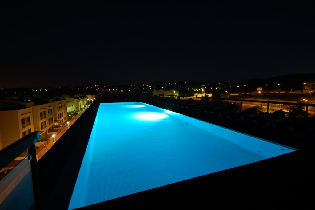 Una piscina espectacular en lo alto del edificio