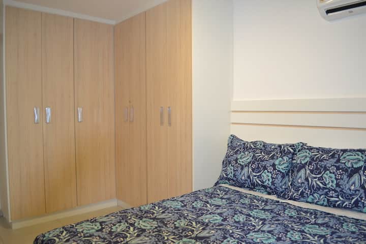 Спална соба со телевизор и клима-уред