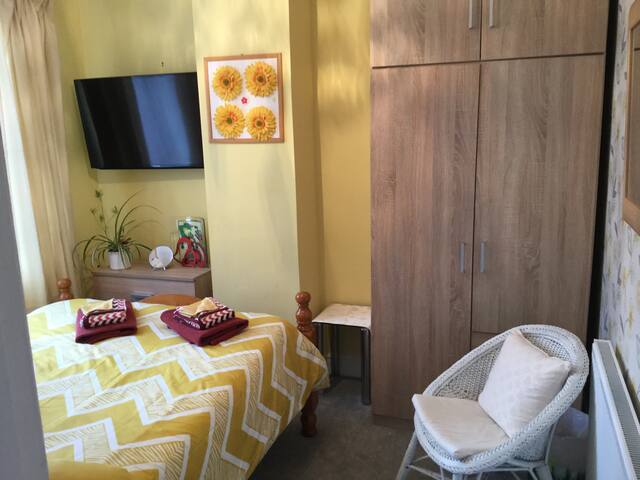 Cosy , sunny, welcoming room with free parking.