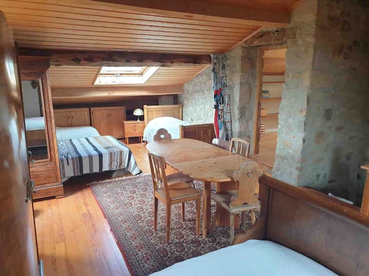 ghorofa ya ghorofa ya kulala vitanda 4 vya mtu mmoja na vitanda 2 vya watu wawili vilivyo na chumba cha kulala