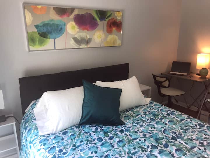 เตียงควีนไซส์ในห้องนอนดอกซากุระ