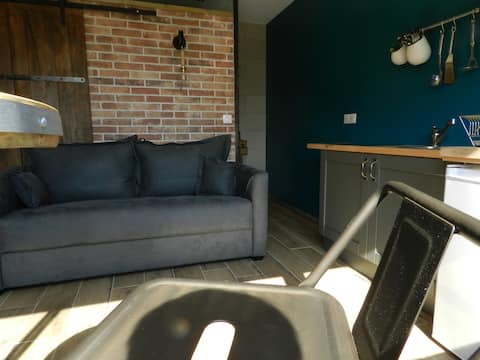 Top performing Airbnb: Cozy studio workshop near the sea, 1 km away, quiet neighborhood in Saint Vincent Sur Jard