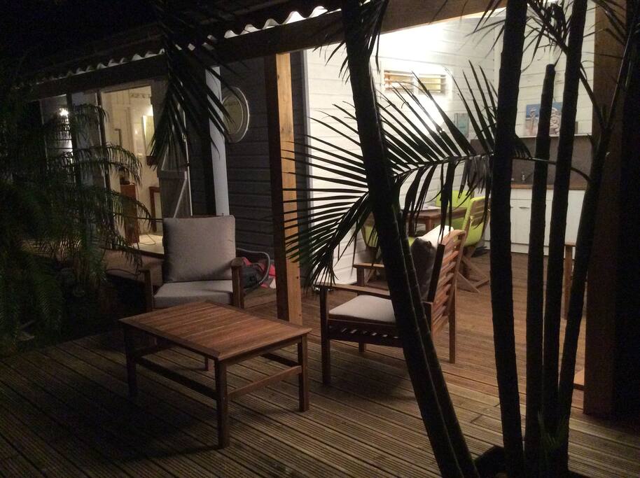 Repas le soir au calme et dans un cadre charmant tropical