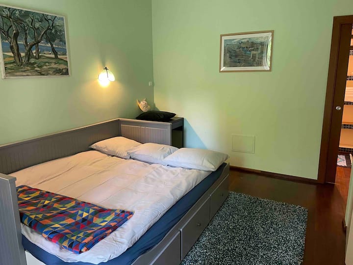 Cama grande muy cómoda para dos  