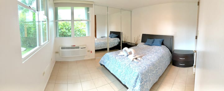 ห้องนอนใหญ่พร้อมแสงธรรมชาติมากมาย  ไม่ต้องกังวลไปเรามีเฉดสีดำ