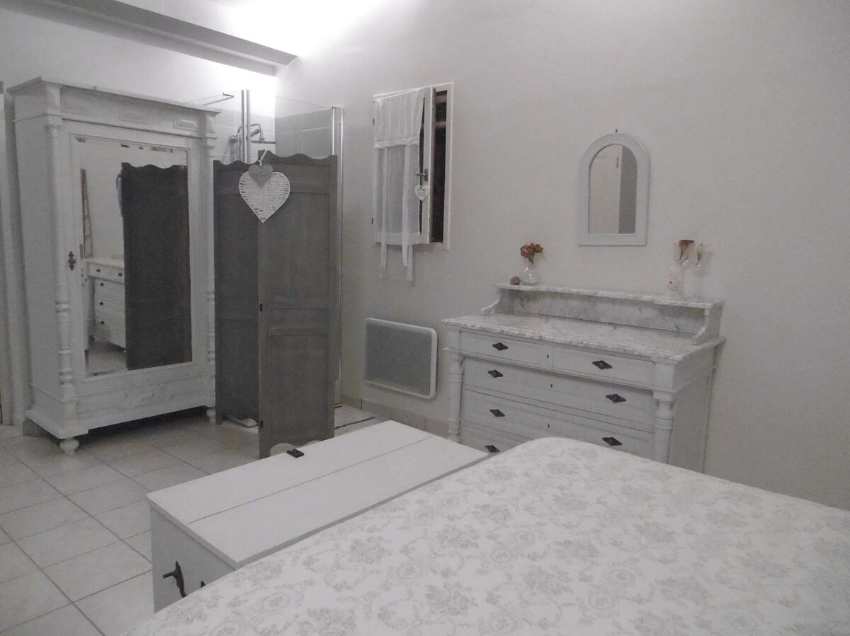 Veľká izba so sprchovacím kútom, kúpeľňou a WC, ako aj 160 lôžkom
Úplne  nezávislé od domu pre súkromie 